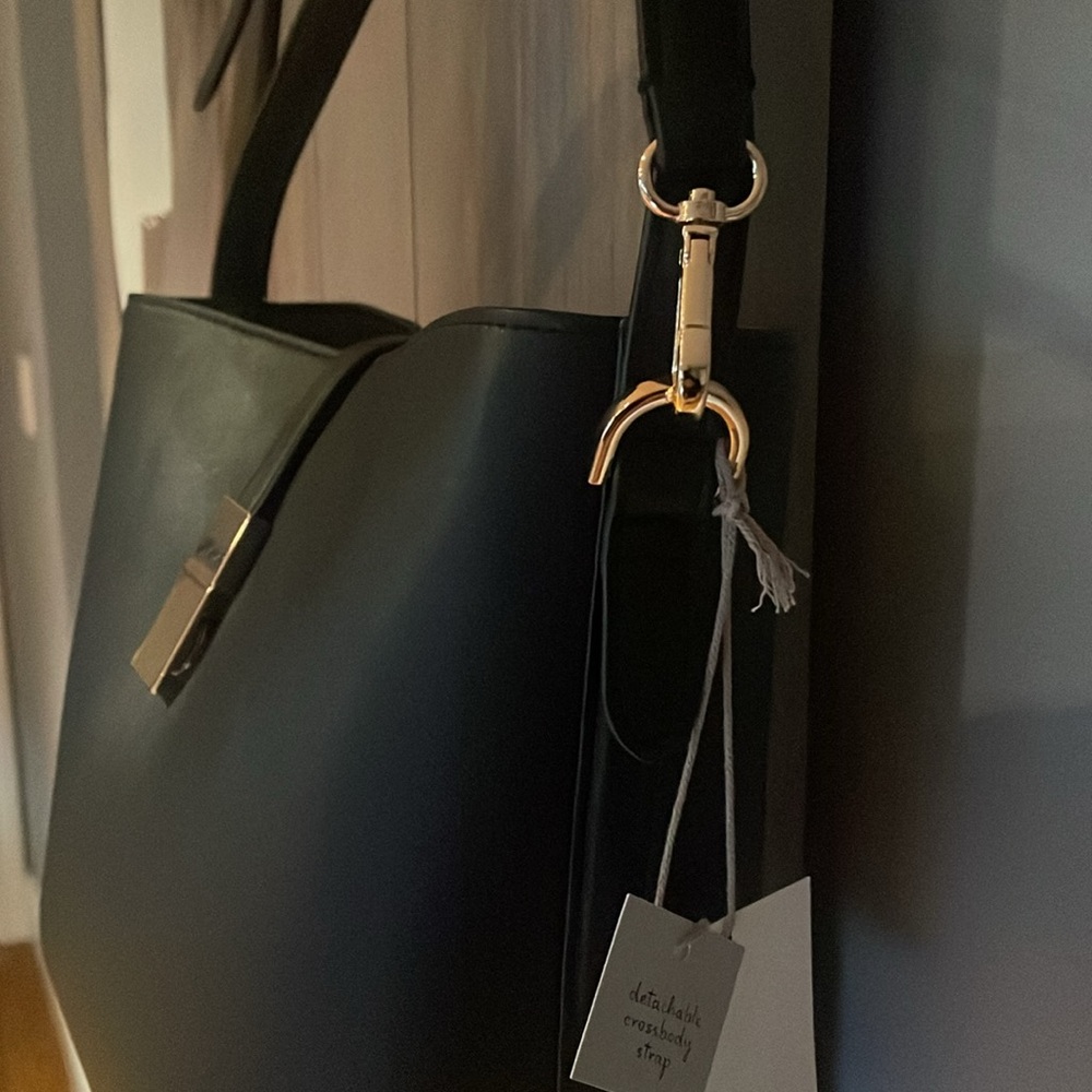 Black bag with gold accents - Picture 4 of 9